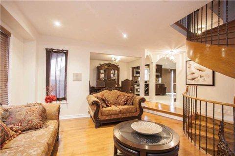 6 Moffatt Ave, House detached with 4 bedrooms, 4 bathrooms and 4 parking in Brampton ON | Image 2