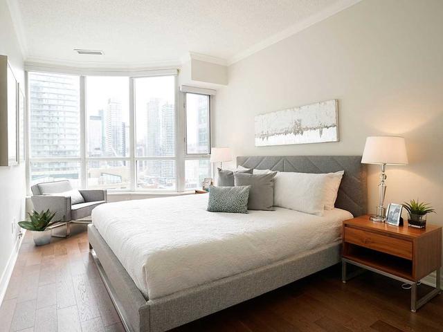 uph09 - 55 Bloor St E, Condo with 2 bedrooms, 2 bathrooms and 1 parking in Toronto ON | Image 3