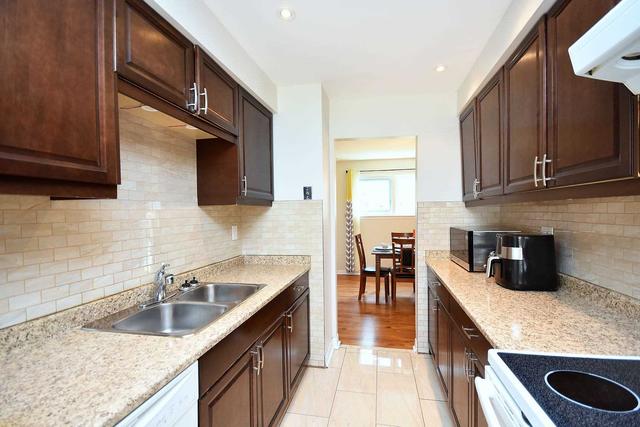23 Lawndale Cres, House semidetached with 4 bedrooms, 3 bathrooms and 5 parking in Brampton ON | Image 5