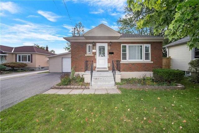487 Vine St, House detached with 3 bedrooms, 2 bathrooms and 5 parking in St. Catharines ON | Image 1