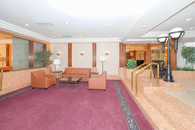 2002 - 22 Hanover Rd, Condo with 2 bedrooms, 2 bathrooms and 2 parking in Brampton ON | Image 4