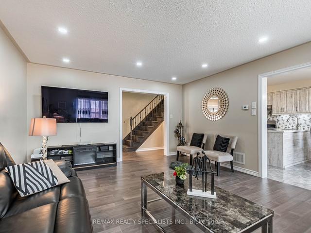 142 Clover Bloom Rd, House attached with 3 bedrooms, 3 bathrooms and 2 parking in Brampton ON | Image 2