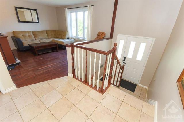 b - 2556 Old Carriage Court, Home with 3 bedrooms, 1 bathrooms and 3 parking in Ottawa ON | Image 8