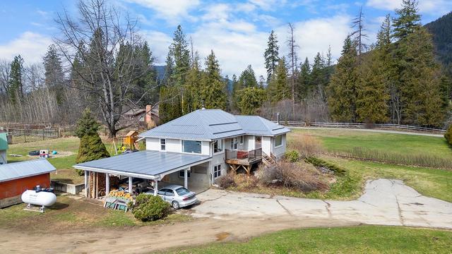 4641 Samuelson Road, House detached with 3 bedrooms, 2 bathrooms and null parking in Central Kootenay B BC | Image 2