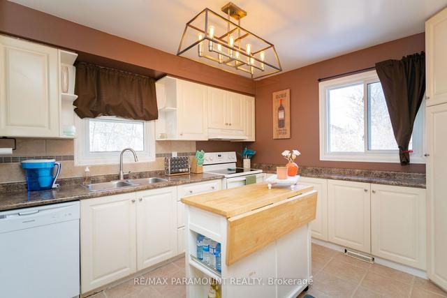 36 Somerset Dr, House detached with 3 bedrooms, 2 bathrooms and 4 parking in Brampton ON | Image 5