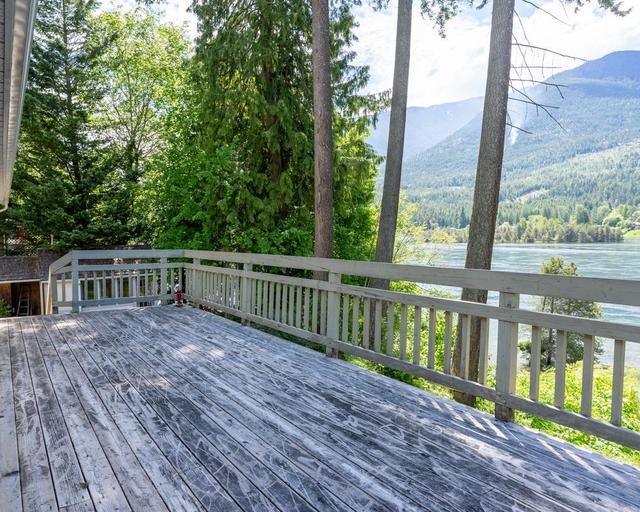 7484 Highway 3a, House detached with 4 bedrooms, 3 bathrooms and null parking in Central Kootenay E BC | Image 46