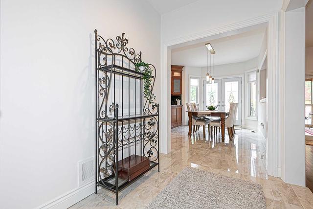 863 Norsan Crt, House detached with 5 bedrooms, 5 bathrooms and 6 parking in Newmarket ON | Image 2