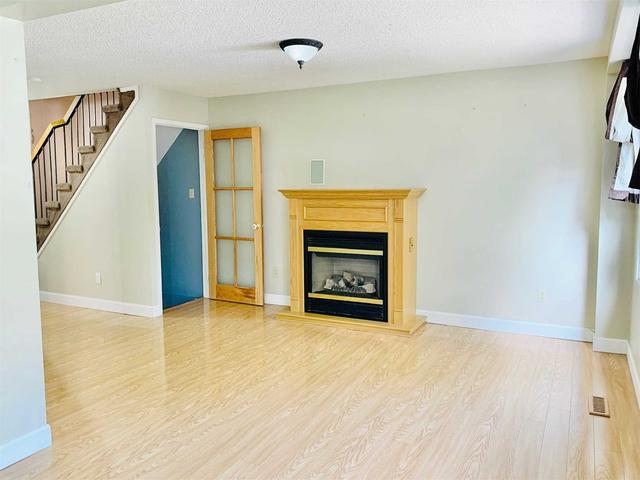 23 Blossom Ave, House detached with 3 bedrooms, 2 bathrooms and 5 parking in Brampton ON | Image 2