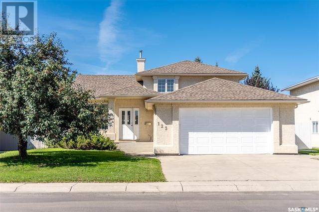 123 Perehudoff Crescent, House detached with 5 bedrooms, 3 bathrooms and null parking in Saskatoon SK | Image 1