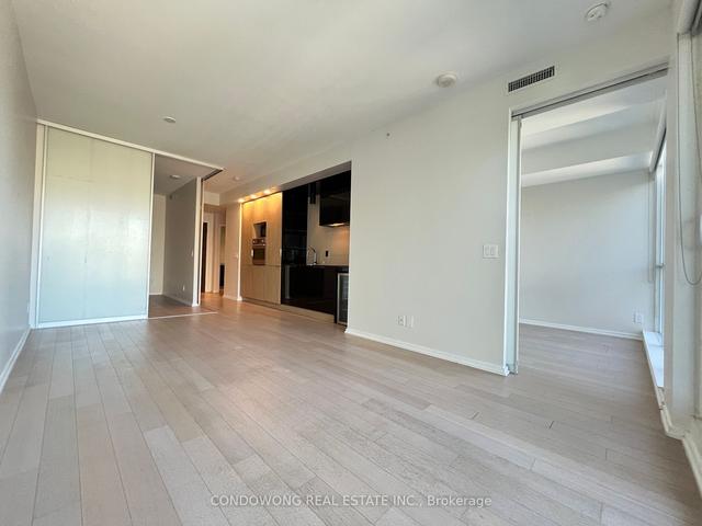 2401 - 70 Temperance St, Condo with 2 bedrooms, 2 bathrooms and 0 parking in Toronto ON | Image 4