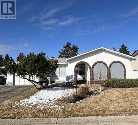 7634 97a Street, House detached with 4 bedrooms, 2 bathrooms and 5 parking in Grande Prairie AB | Card Image