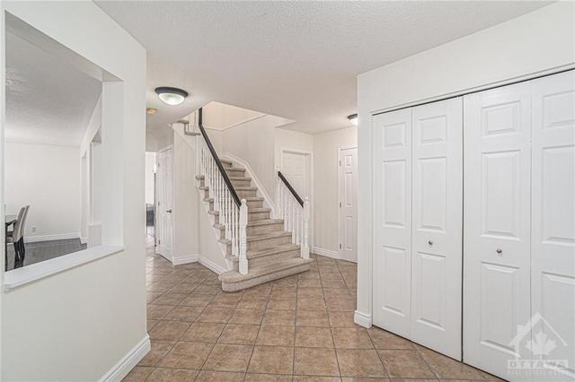 2149 Saturn Crescent, House detached with 4 bedrooms, 3 bathrooms and 6 parking in Ottawa ON | Image 2