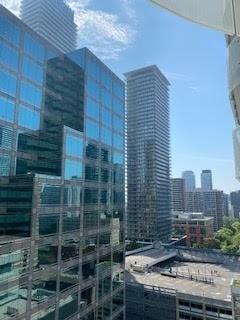 1003 - 1 Bloor St E, Condo with 1 bedrooms, 1 bathrooms and 0 parking in Toronto ON | Image 1