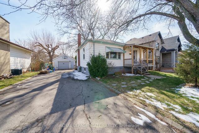 136 Corman Ave, House detached with 3 bedrooms, 2 bathrooms and 5 parking in Hamilton ON | Image 1