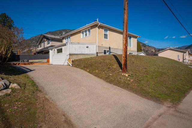 574 7th Avenue, House detached with 3 bedrooms, 2 bathrooms and null parking in Castlegar BC | Image 63