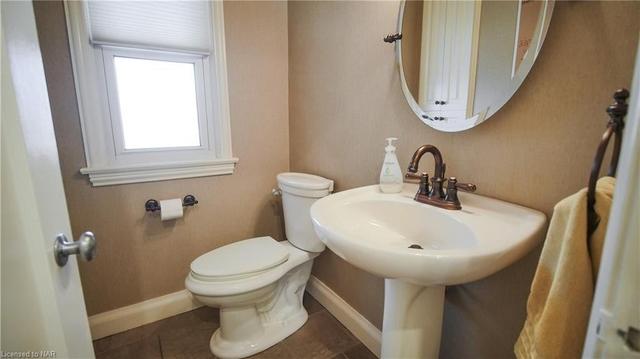 7 Queen Mary St, House detached with 2 bedrooms, 2 bathrooms and 3 parking in St. Catharines ON | Image 9