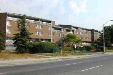 111 - 4060 Lawrence Ave, Townhouse with 3 bedrooms, 3 bathrooms and 1 parking in Toronto ON | Image 1
