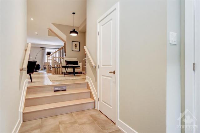 184 Overberg Way, Townhouse with 4 bedrooms, 4 bathrooms and 2 parking in Ottawa ON | Image 2