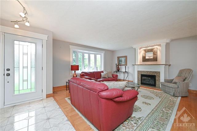 74 Crownhill Street, House detached with 2 bedrooms, 2 bathrooms and 4 parking in Ottawa ON | Image 3