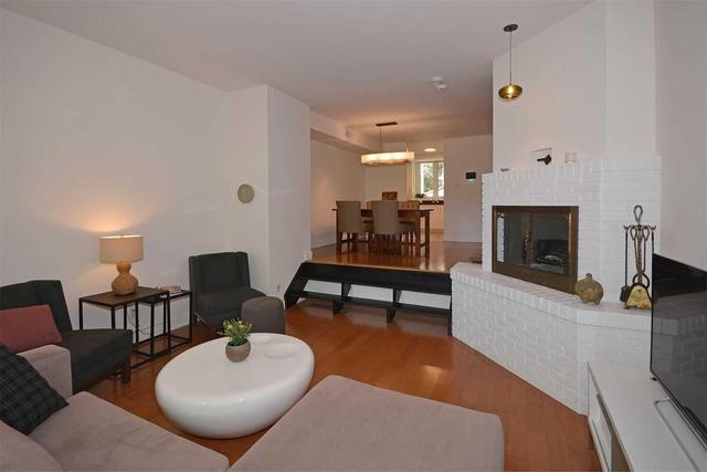 209A Mutual St, House attached with 3 bedrooms, 2 bathrooms and 1 parking in Toronto ON | Image 7