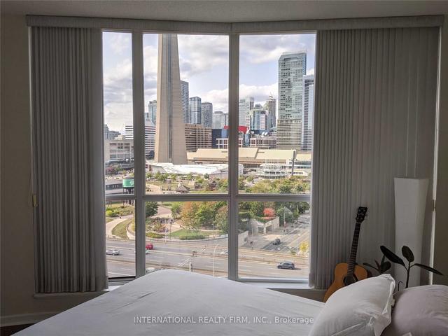 1501 - 218 Queens Quay W, Condo with 2 bedrooms, 2 bathrooms and 1 parking in Toronto ON | Image 1