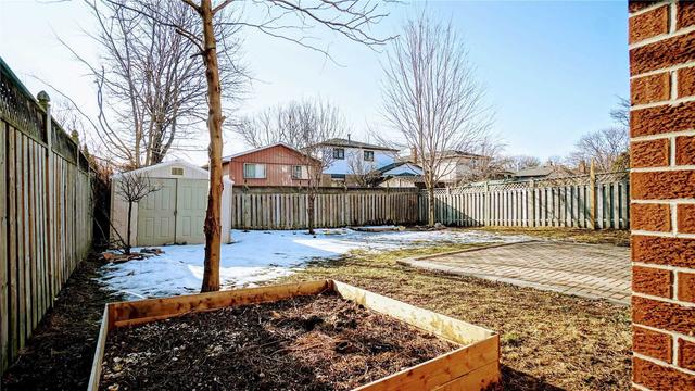 12 Shannon Crt, House detached with 3 bedrooms, 3 bathrooms and 5 parking in Whitby ON | Image 9