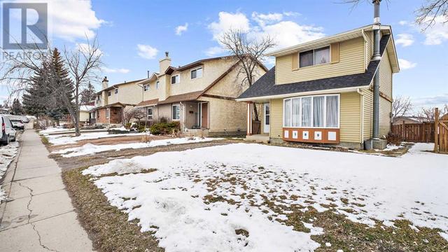 300 Berwick Drive Nw, House detached with 4 bedrooms, 1 bathrooms and 1 parking in Calgary AB | Image 3