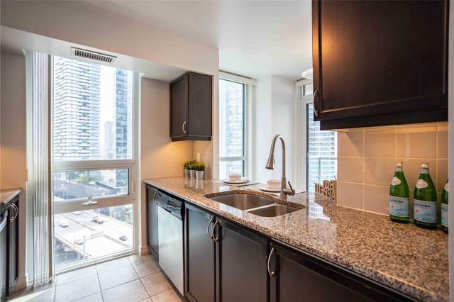 2010 - 19 Grand Trunk Cres, Condo with 2 bedrooms, 2 bathrooms and 1 parking in Toronto ON | Image 6