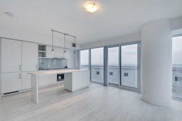 5210 - 88 Harbour St, Condo with 3 bedrooms, 2 bathrooms and 1 parking in Toronto ON | Image 4