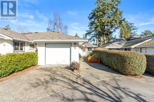 4 - 5156 Cordova Bay Rd, House attached with 2 bedrooms, 1 bathrooms and 1 parking in Saanich BC | Image 33