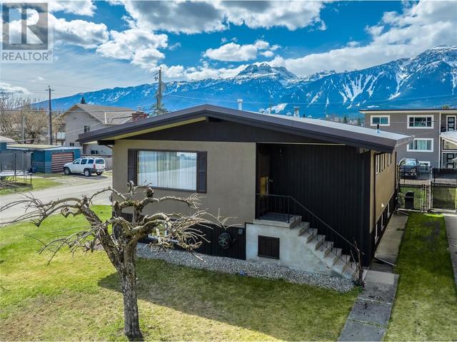 625 Fifth Street E, House detached with 6 bedrooms, 3 bathrooms and 7 parking in Revelstoke BC | Image 1