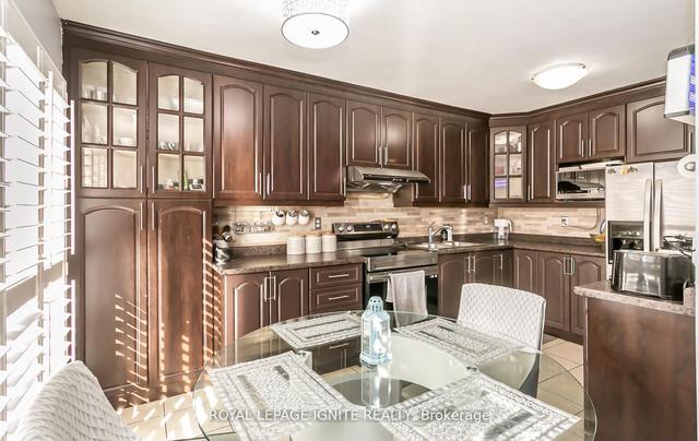 23 Ridgefield Crt, House detached with 4 bedrooms, 4 bathrooms and 4 parking in Brampton ON | Image 3