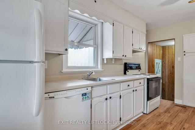 831 Barnardo Ave, House detached with 3 bedrooms, 1 bathrooms and 5 parking in Peterborough ON | Image 2