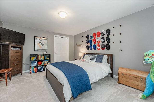32 Shadybrook Cres, House detached with 3 bedrooms, 3 bathrooms and 3 parking in Guelph ON | Image 22