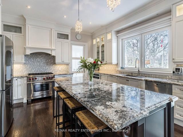2411 Thorn Lodge Dr, House detached with 4 bedrooms, 5 bathrooms and 13 parking in Mississauga ON | Image 4