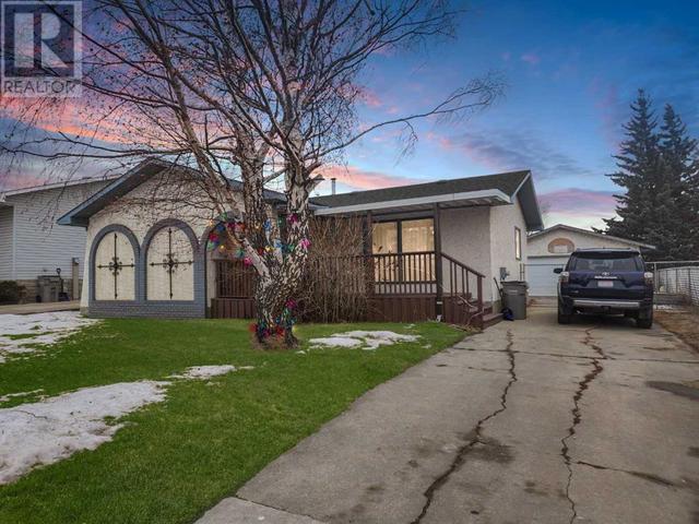 9501 117 Avenue, House detached with 5 bedrooms, 2 bathrooms and 4 parking in Grande Prairie AB | Image 1