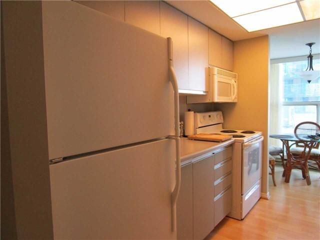 1108 - 77 Harbour Sq, Condo with 2 bedrooms, 2 bathrooms and 1 parking in Toronto ON | Image 4