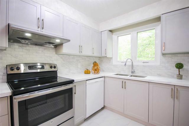 10 - 50 Brookmill Blvd W, Townhouse with 3 bedrooms, 2 bathrooms and 2 parking in Toronto ON | Image 2