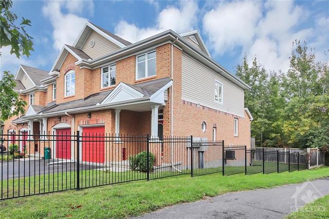 210 Stedman Street, Townhouse with 3 bedrooms, 3 bathrooms and 3 parking in Ottawa ON | Image 2