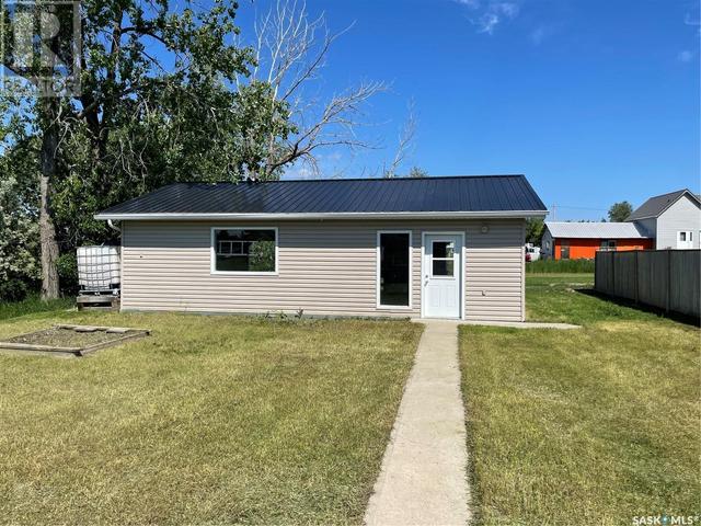 568 Sorlien Avenue, House detached with 3 bedrooms, 2 bathrooms and null parking in Macoun SK | Image 3