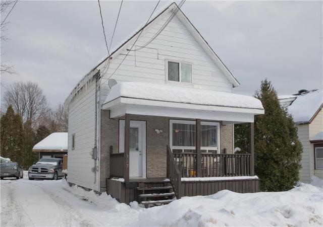 117 Bedford Street, House detached with 2 bedrooms, 1 bathrooms and 2 parking in Cornwall ON | Image 1