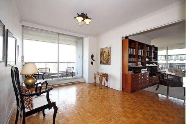 2001 - 10 Avoca Ave, Condo with 2 bedrooms, 2 bathrooms and 1 parking in Toronto ON | Image 10