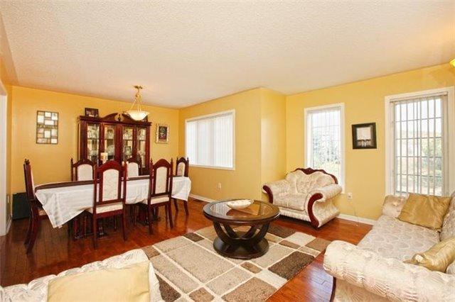 87 Decker Hollow Circ, House attached with 3 bedrooms, 3 bathrooms and 2 parking in Brampton ON | Image 10