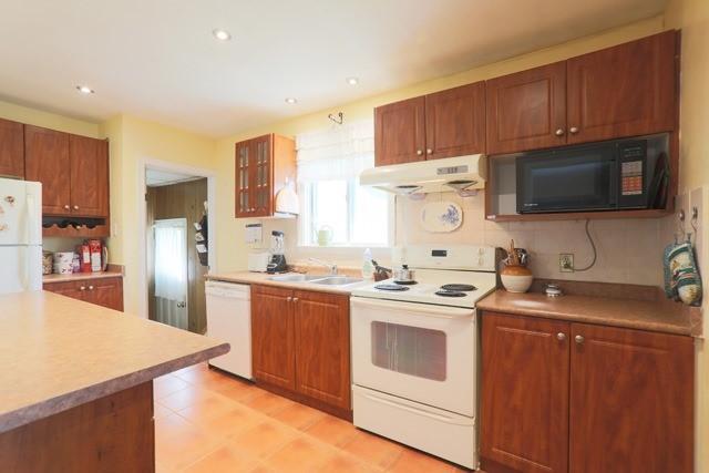 315 Pharmacy Ave, House detached with 2 bedrooms, 2 bathrooms and 1 parking in Toronto ON | Image 4