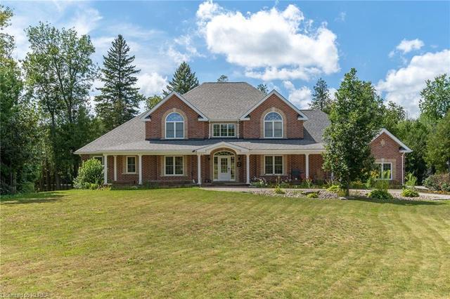 257 Lindsay Street S, House detached with 4 bedrooms, 4 bathrooms and 10 parking in Kawartha Lakes ON | Image 1