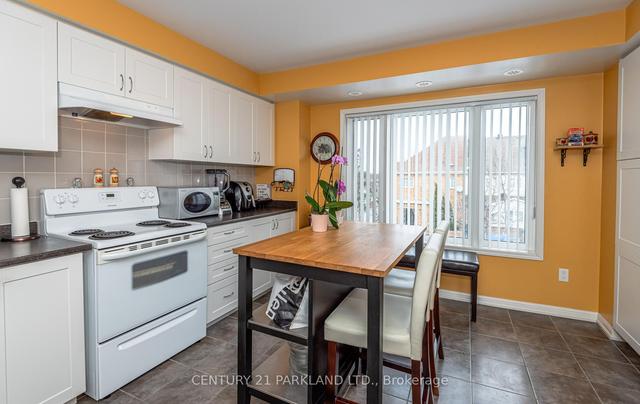 12 - 18 Walter Dove Crt E, Townhouse with 2 bedrooms, 3 bathrooms and 2 parking in Aurora ON | Image 2