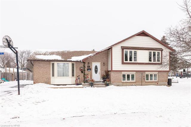 92 Kathryn Crescent, House detached with 4 bedrooms, 2 bathrooms and null parking in Stratford ON | Image 1