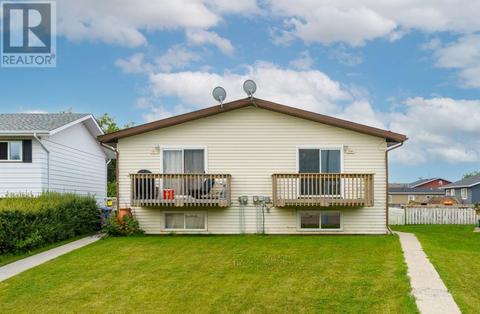 2005 & 2007 25 Avenue, Home with 3 bedrooms, 1 bathrooms and 4 parking in Bowden AB | Card Image