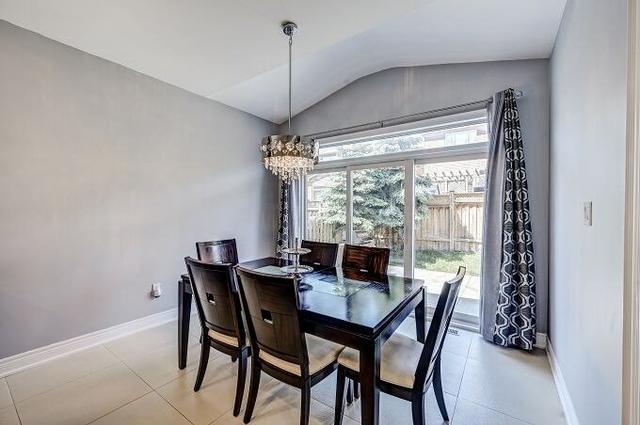 22 Rogers Tr, House detached with 3 bedrooms, 3 bathrooms and 4 parking in Bradford West Gwillimbury ON | Image 2