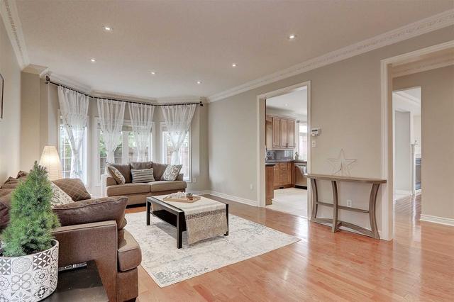 52 Medoc Pl, House detached with 5 bedrooms, 5 bathrooms and 6 parking in Vaughan ON | Image 4